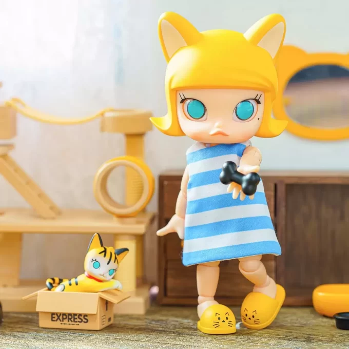 MOLLY Cat In The Box Action Figure