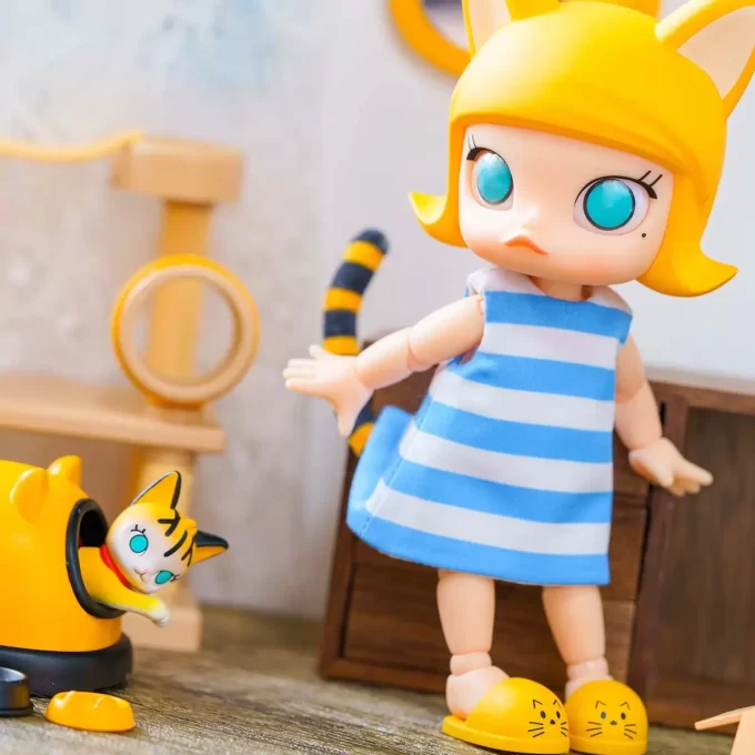 MOLLY Cat In The Box Action Figure